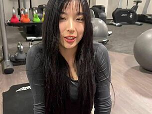 Søde asiatiske pige narrer fyr til at komme under streng no nut november