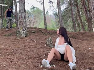 Намерих хубава малка 18+ курва загубена в гората, какво да правя?