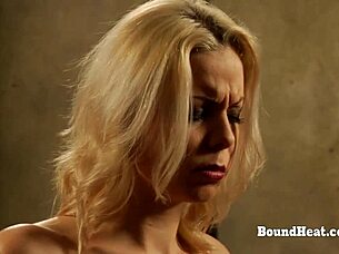 Voyeur-Lesben-Madame fest gefesselt, masturbiert zu intensivem Orgasmus. Ihre Submissive zittert unter strenger Dominanz.