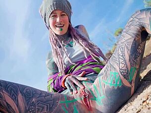 Fată alternativă tatuată cu pizda piercing primește futut anal în aer liber și geme tare.