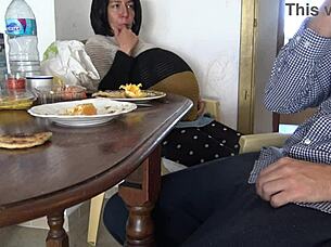 La MILF enceinte devient folle avec un jeune garçon de 18+ ! 😲