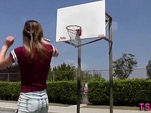 ترانس تحصل على وجهي ساخن بعد عمل جنسي جامح!