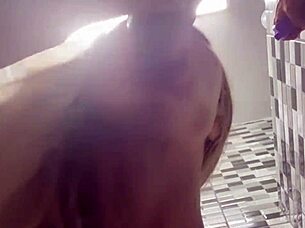 Blondýna v prádle jezdí na ptáku v autobuse