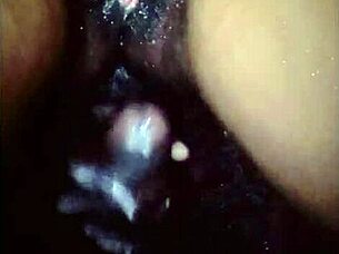 Niplexnija exibe seu corpo caro em ambiente casual.