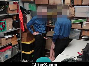 Lexi Lovell tatt for butikktyveri og betjentene straffer henne - lifterx