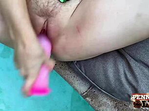 Slatka riđa studentkinja Penny Pax koristi veliki dildo na mokroj ružičastoj pički
