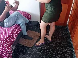 Eu Transo Sorrateiramente com Meu Amigo Gay pelas Costas do Marido, Mostrando Lingerie Enquanto Ele Me Come!