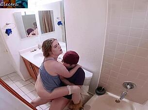 Nevlastní máma masturbující v koupelně volá nevlastního syna na divoký sex!