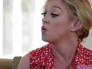 О да, тази закръглена гореща заварена сестра с големи естествени цици ми позволява да търкам големия си кур по бедрата й докато свърша силно!