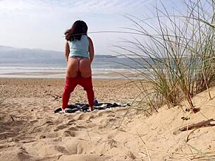 Ho filmato milf formosa che si cambia in spiaggia