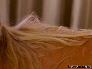 Heiße blonde Lesben sagen, küss mich im Wald zum Orgasmus?