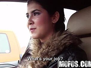 Заседнала тийнейджърка 18+ блондинка получава грубо чукане край пътя