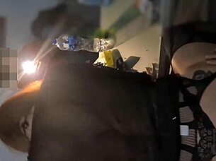 वह अपने पति को फ्रेंड्स के साथ क्रिसमस ऑर्गी शो दे रही है