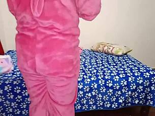 Radim pižama partiju sa mojim najboljim gej prijateljem posle masaže završavam ga šamarajući koliko veliki kurac ima moj prijatelj