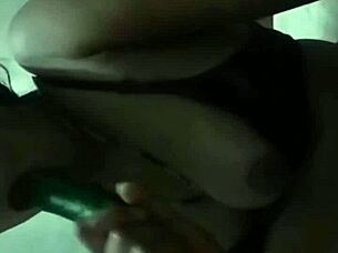 Intialainen milf esittää tango-showta webcamissa leluilla osa 2