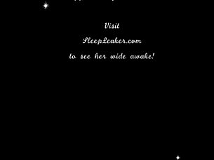 Spanische Schönheit saugt liebevoll den großen Schwanz ihres Mannes, um ihn aufzuwecken