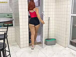 Angajând menajera latină cu șorturi strâmte m-a înnebunit după curul ei delicios