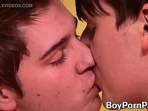 To twinks spruter etter å ha slammet hardcore anal sex sammen