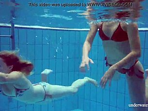 Marusia Dan Melisa Darkova Teroka Keseronokan Lesbian Bawah Air Dengan Pakaian Robek