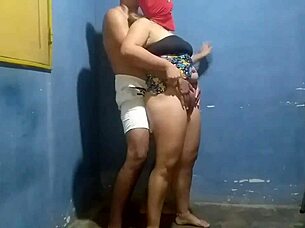 Моята комадре жадно ми смуче големия кура в домашно видео