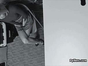 Surpris en train de baiser une voleuse tatouée dans le bureau du centre commercial