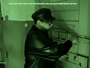 La padrona April chiacchiera casualmente con tre schiavi