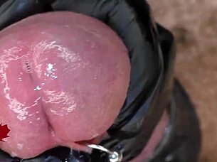 Widziałeś ekstremalne zbliżenie na akcję z peehole w lateksowych rękawiczkach?