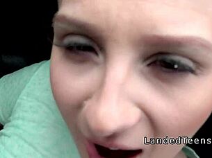 Busty девушка 18+ берет огромный член в публичной поездке на машине