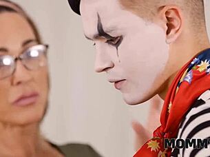 לא ייאמן, מומי4ק מספקת את הפעולה הכי חמה על הספה עם בוגרות!