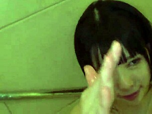 yasaklı kardeş blowjob'u yoğun squirting'e götürüyor.