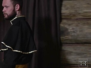 Okrutni manastir Džadilika kaluđerica sluša sveštenika za grešno mokro pušenje oproštaja