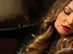 Kikötött leszbikus rabszolga nézi ahogy másik csaj kielégíti a domináns mistress-t