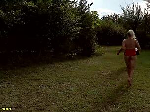 Femei mature curvioase se intind in orgie in aer liber