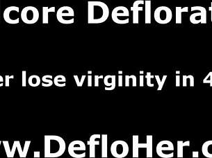 Sjekk skjønnheten Mila Dearmas gni den glatte fitta i speilet?