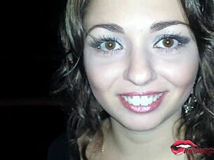 Fiatal 18+ lány nagy cicikkel szopást ad a nyilvános medencében