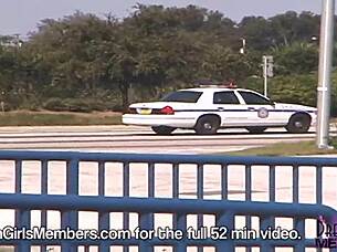 ברונטית דקיקה לטינית חושפת כוס מגולחת ושדיים טבעיים בחוץ בתמפה