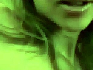 Bionda sexy si strappa i vestiti in uno spogliarello bollente su webcam!