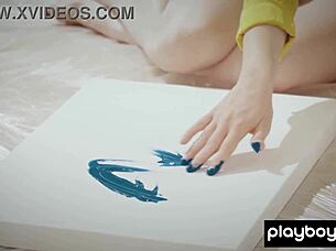 Leikkisä ukrainalainen tyttö Serena Wood riisuu ja maalaa täydelliset tissinsä