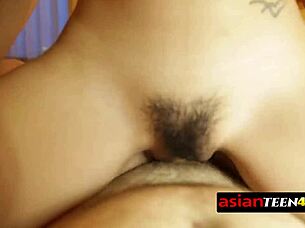 Asiática pequena adora tanto o pau grande do mochileiro que fica tarada em público