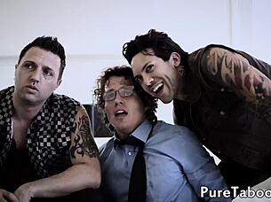 Drobna nastolatka 18+ w brudnym czwórkaniu