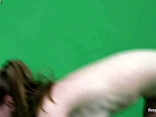 Ung brun gymnast Anna Mostik, vil du vise dine fleksible ben?