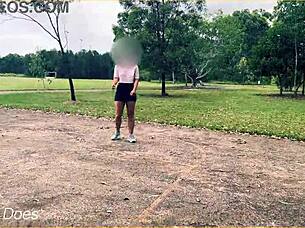 MILF bez grudnjaka igra košarku u kratkoj suknji bez gaća – ekshibicionistička zabava!