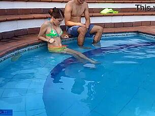 Uschuldige Pige Suger Stedbrors Pik Og Boller Ved Poolen