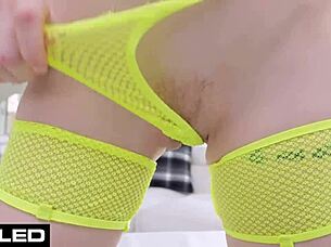 Madi Collins si pripravuje tesný zadok na veľký kohút