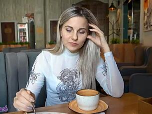 Letty Black utilise un vibreur à distance dans un café bondé, en jean et culotte