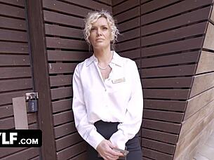 Prljava Frankie skida gaćice za kreditne kartice i jaše jako!