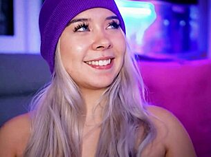 Блондинка трахается с соседом по комнате публично