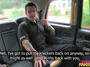 Мръсна женска шофьорка на такси гълта спермата на полицаи в униформа