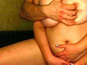 Viettelevät tyttöystäväni isot rinnat hyväillen häntä kameran edessä