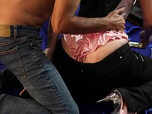 Eu, amator francez, port pantaloni de piele neagră și corset zebră satin cu chiloți roz și tocuri pentru doggy style POV, lins fund, blowjob și pălmuiri